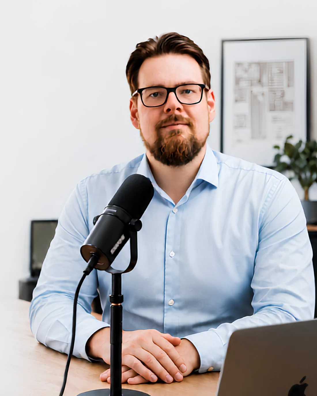 Maxim Kirschbaum am Podcast-Mikrofon