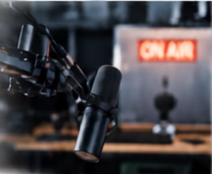 Podcast-Studio mit Mikrofon und leuchtendem On-Air-Schild